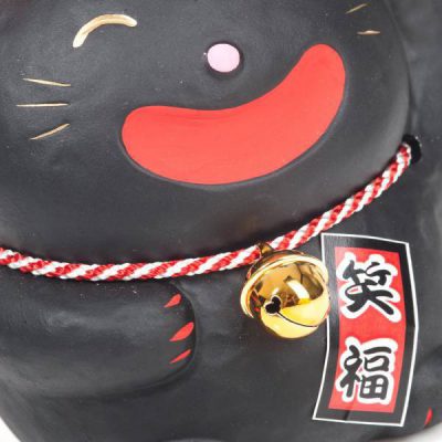 Chat porte bonheur japonais noir grand sourire