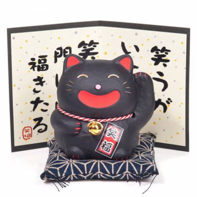 Chat porte bonheur japonais noir grand sourire