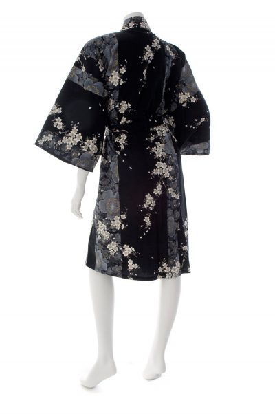 Kimono Yukata court noir motifs fleurs de cerisiers