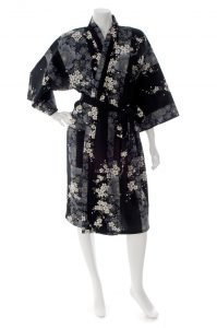 Kimono Yukata court noir motifs fleurs de cerisiers