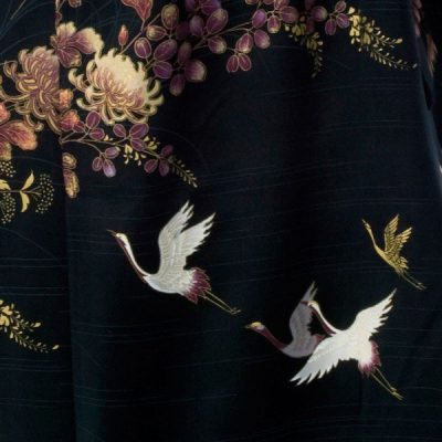 Kimono yukata noir long en soie motifs grues et chrysanthèmes