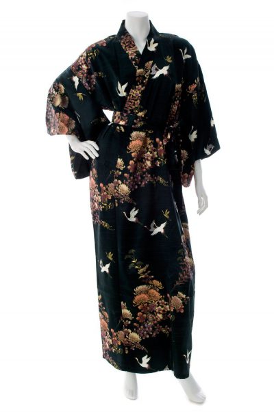 Kimono yukata noir long en soie motifs grues et chrysanthèmes