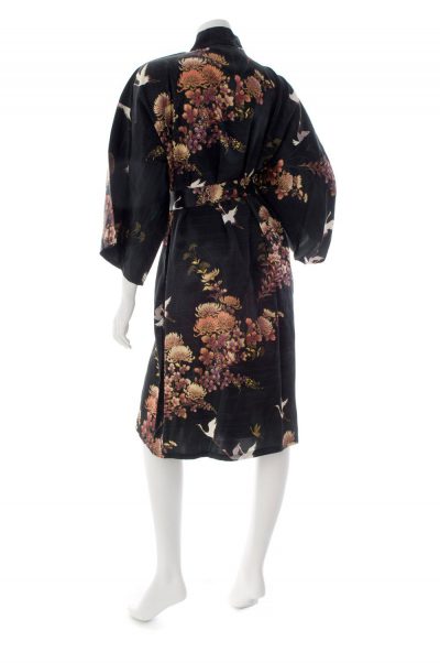 Kimono yukata noir court en soie motifs grues et chrysanthèmes