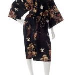 Kimono japonais noir court en soie motifs grues et chrysanthèmes