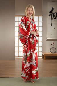 Kimono Japonais long rouge en soie motifs Ukiyoe