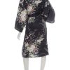 Kimono noir court en soie avec imprimé floral