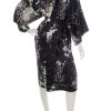 Kimono noir court en soie avec imprimé floral