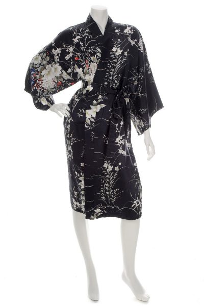 Kimono noir court en soie avec imprimé floral