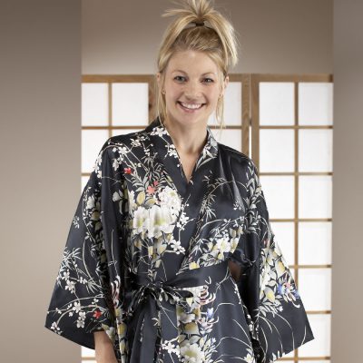 Kimono noir court en soie avec imprimé floral
