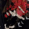 Kimono japonais en soie noire court avec motifs grues et fleurs roses