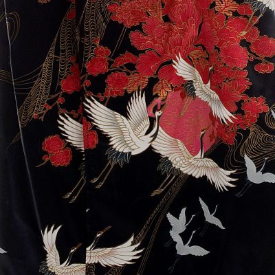 Kimono japonais en soie noire court avec motifs grues et fleurs roses