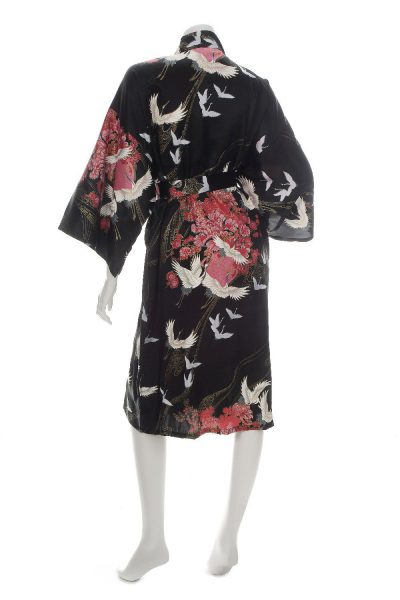 Kimono japonais en soie noire court avec motifs grues et fleurs roses