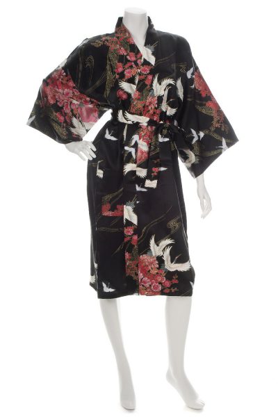 Kimono japonais en soie noire court avec motifs grues et fleurs roses