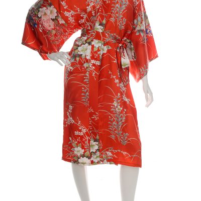 Kimono court rouge en soie imprimé floral