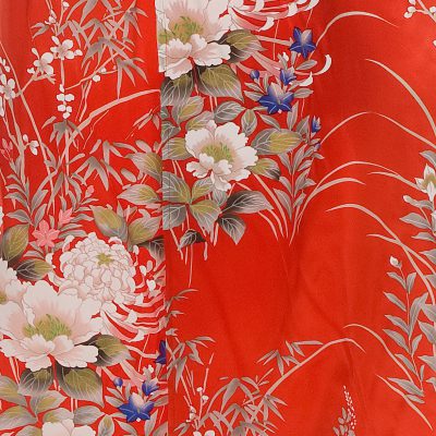 Kimono court rouge en soie imprimé floral