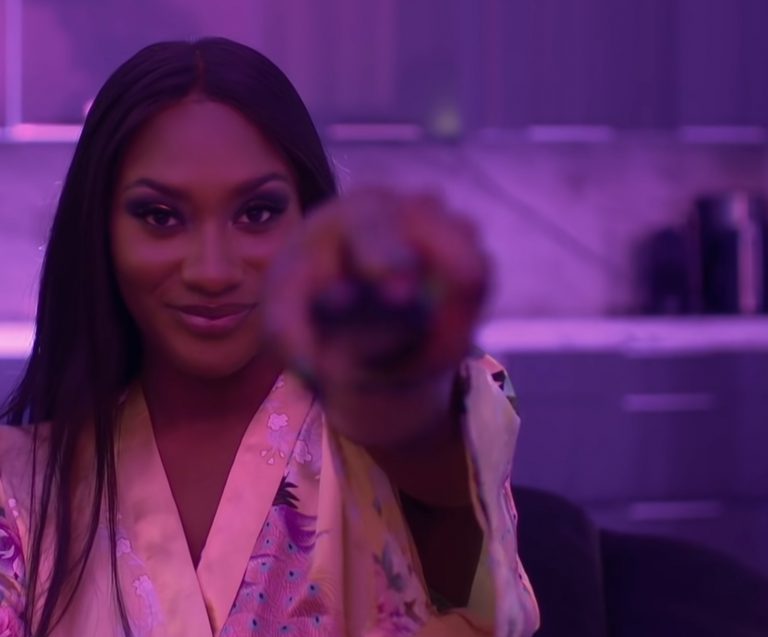 aya nakamura en femme fatale avec un kimono court dans le clip djadja